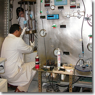 Slow strain rate rig with recirculation loop autoclave for stress corrosion cracking tests in boiler environments